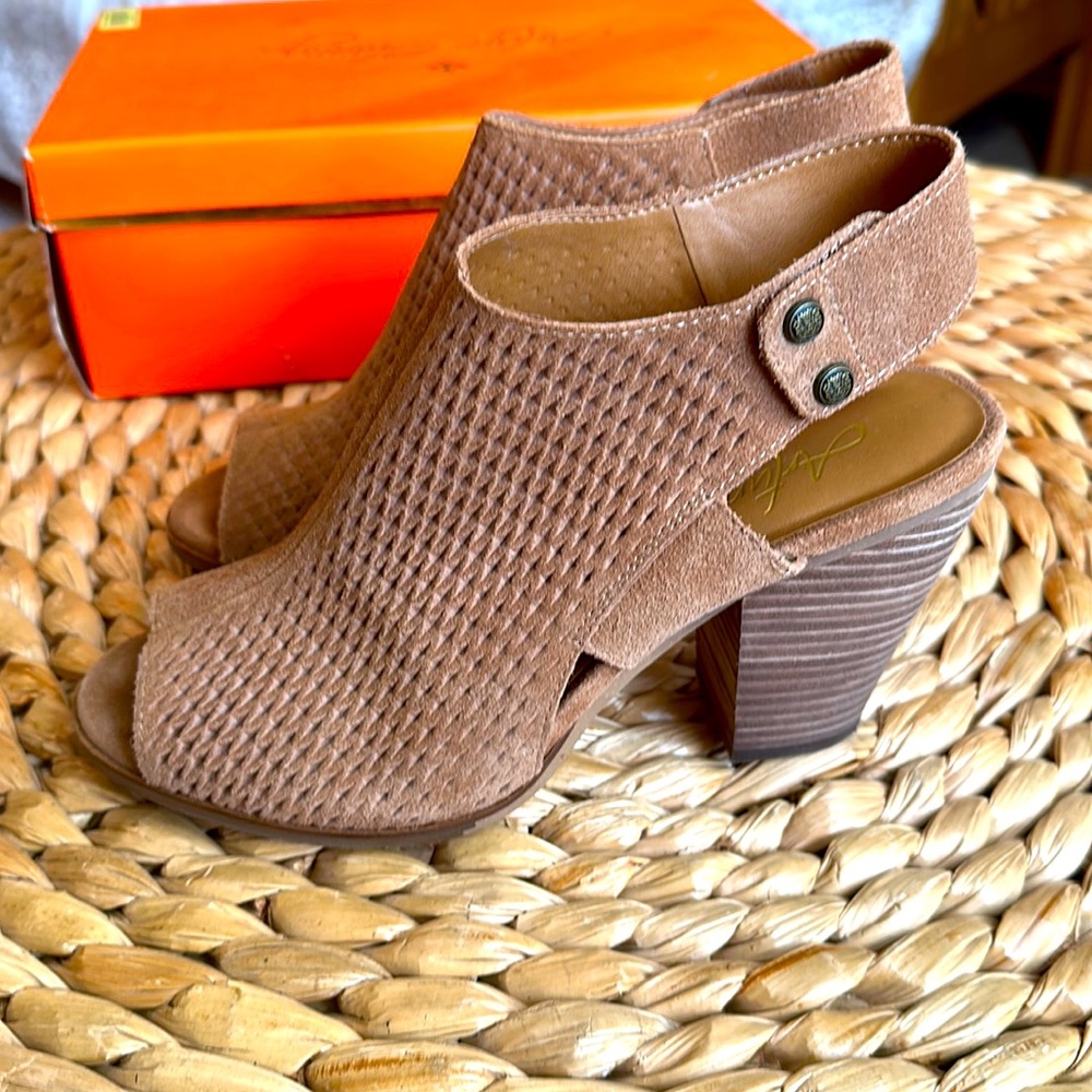 Arturo Chiang Macadamia Cow Split Suede Janel Heels, Size 8